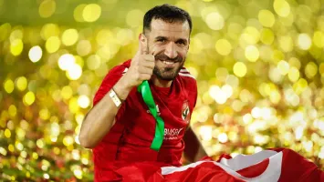 "أسطورة من ذهب".. التونسي رشاد العرفاوي يشيد بـ علي معلول نجم الأهلي السابق