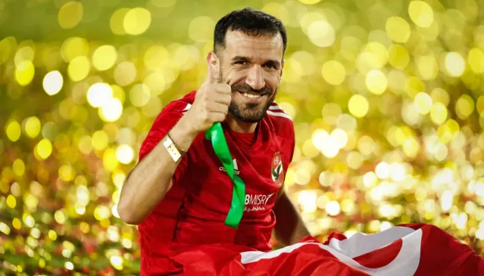 "أسطورة من ذهب".. التونسي رشاد العرفاوي يشيد بـ علي معلول نجم الأهلي السابق