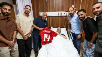 صور | قميص برقم 14 وشعار الأهلي.. مفاجأة حمراء لـ حسن شحاتة قبل جراحته المنتظرة