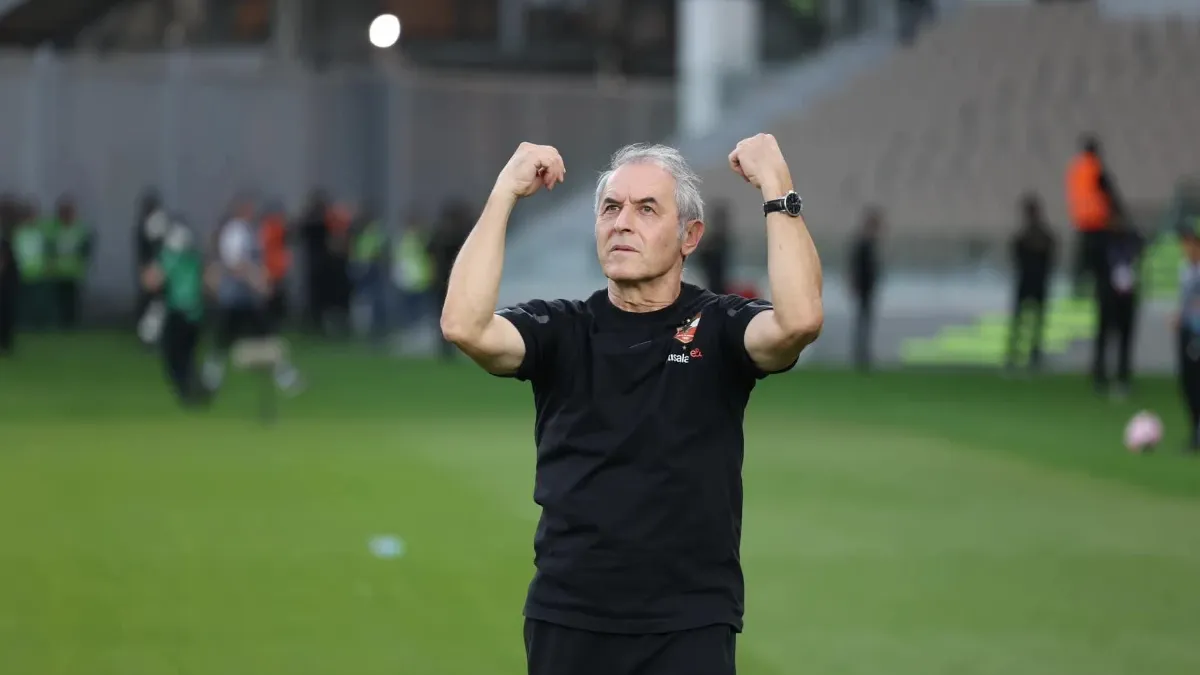 "اللاعيبة كانت بتشتكي".. نيدفيد يكشف أسباب نهاية كولر مع الأهلي