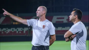 كواليس جلسة توروب مع عادل مصطفى قبل مباراة الأهلي ضد إيجل نوار