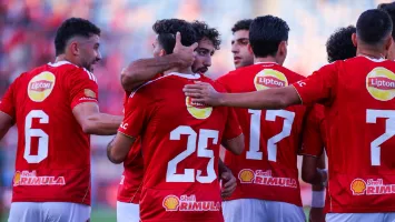 بالفيديو| عمر كمال عبد الواحد  يسجل هدف الأهلي الأول أمام إيجل نوار