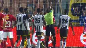 الأهلي يفتح النار على الحكم بعد مواجهة إيجل نوار.. تحرك عاجل من القلعة الحمراء