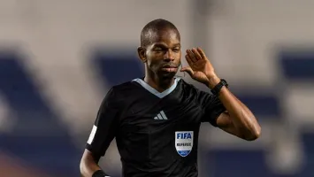 كاف يفتح تحقيقا مع حكم مباراة الأهلي وإيجل نوار