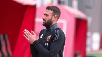 تفاصيل أزمة عمر كمال داخل الأهلي .. هل يرحل في يناير؟