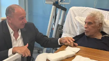 بعد تدهور حالته الصحية.. محمود الخطيب يفاجئ حسن شحاتة في المستشفى