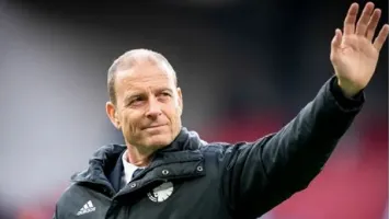 "منضبط وهجومي".. شهادة خاصة من نجم الأهلي السابق بـ سوروب