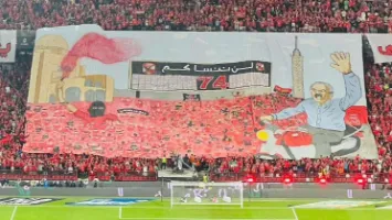 شاهد "الكلاحة".. تصرف غريب من جمهور الأهلي قبل نهاية مباراة الزمالك (فيديو)