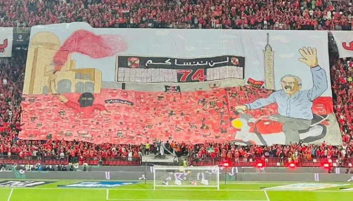 شاهد "الكلاحة".. تصرف غريب من جمهور الأهلي قبل نهاية مباراة الزمالك (فيديو)