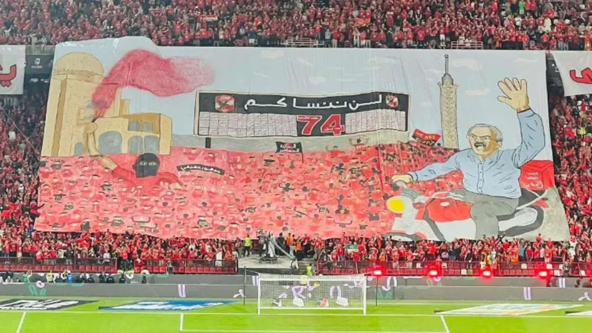 شاهد "الكلاحة".. تصرف غريب من جمهور الأهلي قبل نهاية مباراة الزمالك (فيديو)