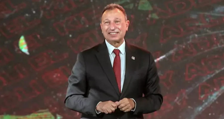 لاعب سابق يدخل قطاع الكرة في الأهلي.. من الضحية؟