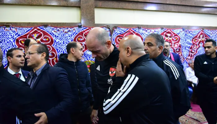 صور| توروب مدرب الأهلي وجهازه المعاون يقدمون واجب العزاء في محمد صبري