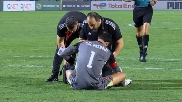 مدة غياب محمد الشناوي المحتملة والصادمة بعد إصابته في مباراة الأهلي وشبيبة القبائل