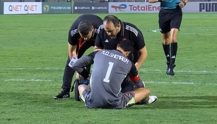 مدة غياب محمد الشناوي المحتملة والصادمة بعد إصابته في مباراة الأهلي وشبيبة القبائل