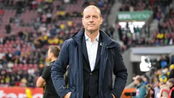 رغم أزمة مركزه.. الأهلي يدرس عروضًا محلية لرحيل لاعبه