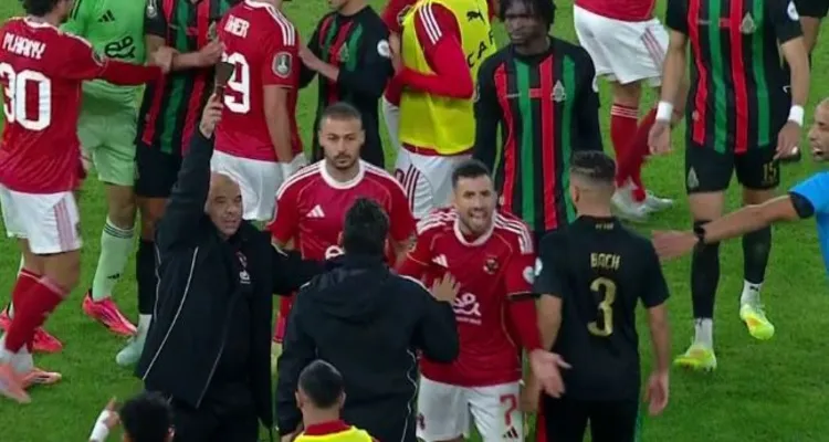 فيديو | شاهد سبب إصابة تريزيجيه.. واعتداء وحشي من لاعبي الجيش الملكي