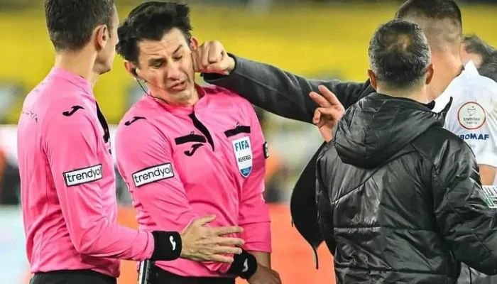 تعرض لـ"علقة" من رئيس نادي أنقرة.. حكم مباراة الأهلي والزمالك ممنوع في الدوري السعودي