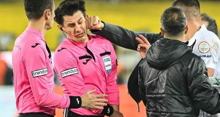 تعرض لـ"علقة" من رئيس نادي أنقرة.. حكم مباراة الأهلي والزمالك ممنوع في الدوري السعودي