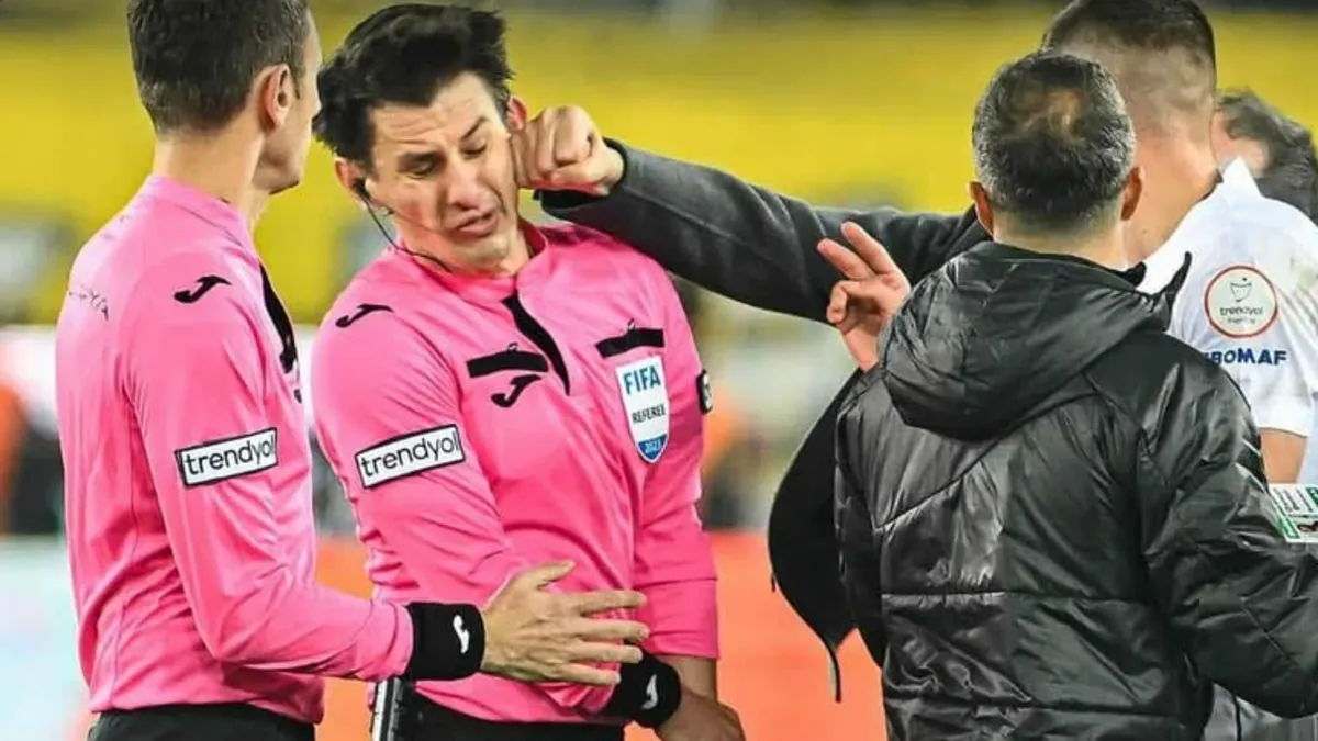 تعرض لـ"علقة" من رئيس نادي أنقرة.. حكم مباراة الأهلي والزمالك ممنوع في الدوري السعودي