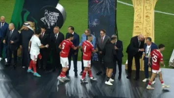 رد فعل تأخر.. سبب رفض زيزو مصافحة نائب رئيس الزمالك بعد التتويج بالسوبر