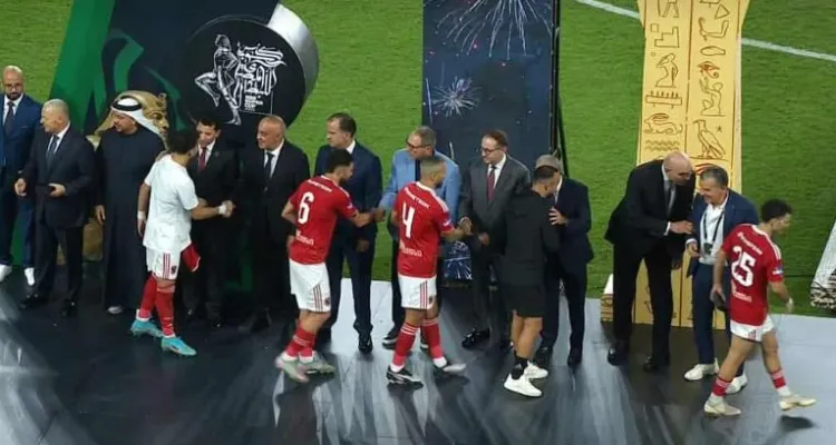 رد فعل تأخر.. سبب رفض زيزو مصافحة نائب رئيس الزمالك بعد التتويج بالسوبر