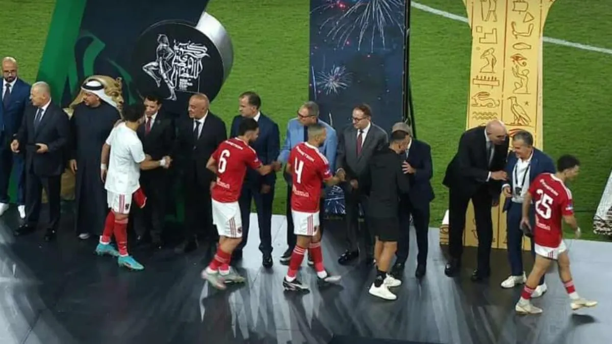 رد فعل تأخر.. سبب رفض زيزو مصافحة نائب رئيس الزمالك بعد التتويج بالسوبر