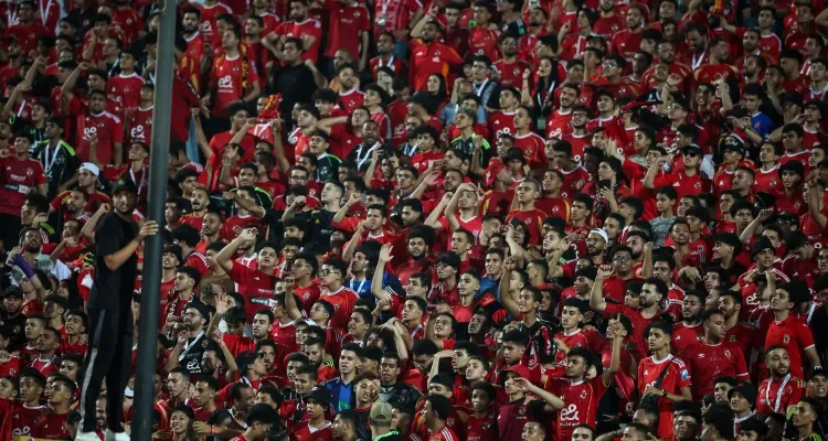 (فيديو وصور).. جماهير الأهلي تلقن مشجعي الزمالك درسا قاسيا في نهائي السوبر المصري