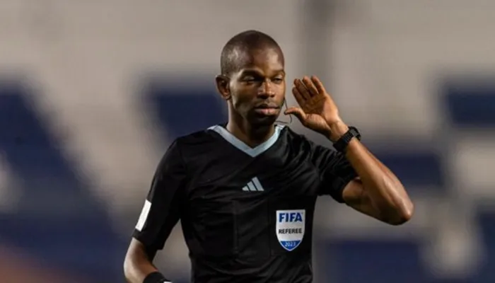 صاحب واقعة طرد لاعب الأهلي.. عيسى سي حكما لمباراة مصر وزيمبابوي في كأس الأمم الإفريقية