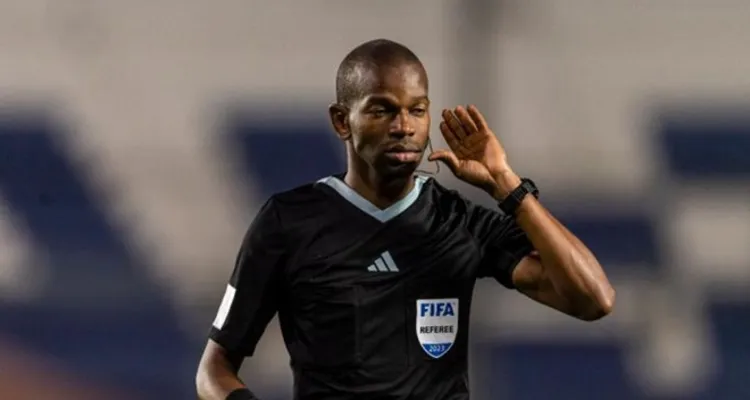 صاحب واقعة طرد لاعب الأهلي.. عيسى سي حكما لمباراة مصر وزيمبابوي في كأس الأمم الإفريقية