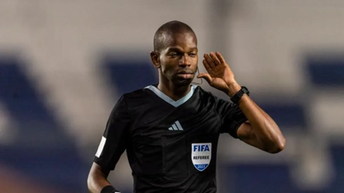 صاحب واقعة طرد لاعب الأهلي.. عيسى سي حكما لمباراة مصر وزيمبابوي في كأس الأمم الإفريقية