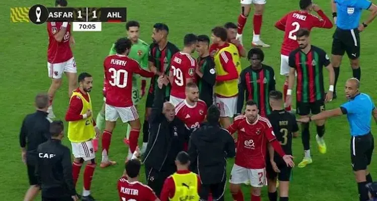 عاجل.. كاف يوقع عقوبات صارمة على الجيش الملكي بسبب شغب مباراة الأهلي