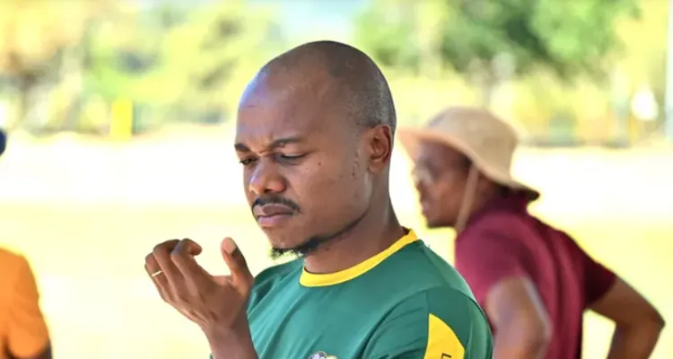 قبل مباراة مصر وجنوب إفريقيا .. قصة أزمة  بروس مع الأهلي بسبب بيرسي تاو