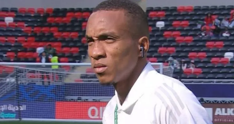 رد مفاجئ من الجزائري أشرف عبادة بشأن مفاوضات الأهلي