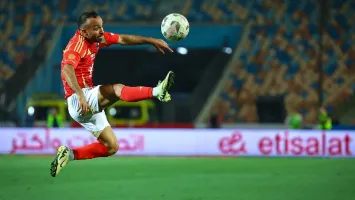 فيديو | يواجه اتهامًا بالادعاء.. هل أصيب أفشة في مباراة مصر والأردن؟