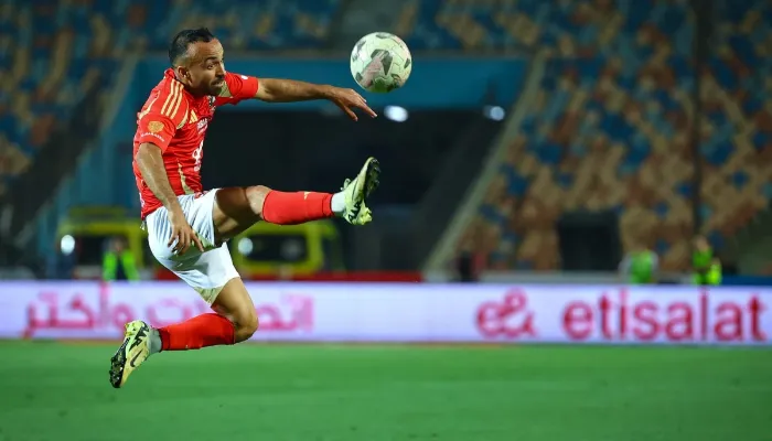 فيديو | يواجه اتهامًا بالادعاء.. هل أصيب أفشة في مباراة مصر والأردن؟