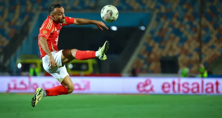 فيديو | يواجه اتهامًا بالادعاء.. هل أصيب أفشة في مباراة مصر والأردن؟