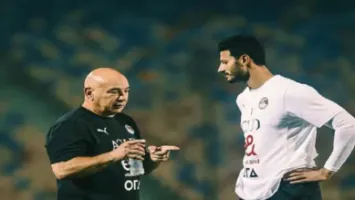 بعد أنباء غضبه داخل الأهلي.. تفاصيل مكاملة حسام حسن مع محمد الشناوي