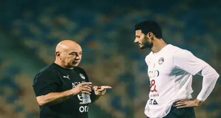 بعد أنباء غضبه داخل الأهلي.. تفاصيل مكاملة حسام حسن مع محمد الشناوي