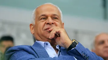 رئيس سموحة يكشف موقفه من التعاقد مع لاعب الأهلي السابق