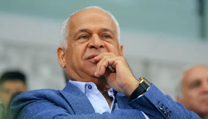 رئيس سموحة يكشف موقفه من التعاقد مع لاعب الأهلي السابق