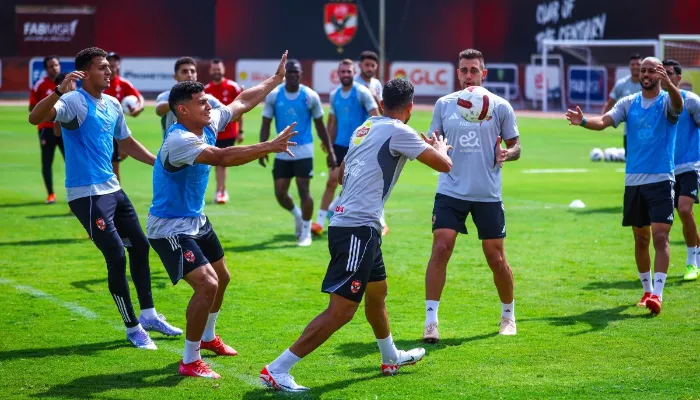 ضربة موجعة لـ ريبيرو.. إصابة مدافع الأهلي قبل مواجهة فاركو