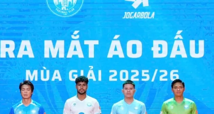 نام دينه الفيتنامي يعلن تعاقده مع محترف الأهلي السابق