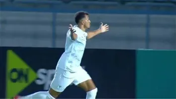 بعد تألقه مع المصري.. كيف حافظ "صوت عقل" في الأهلي على عقد عمر الساعي؟