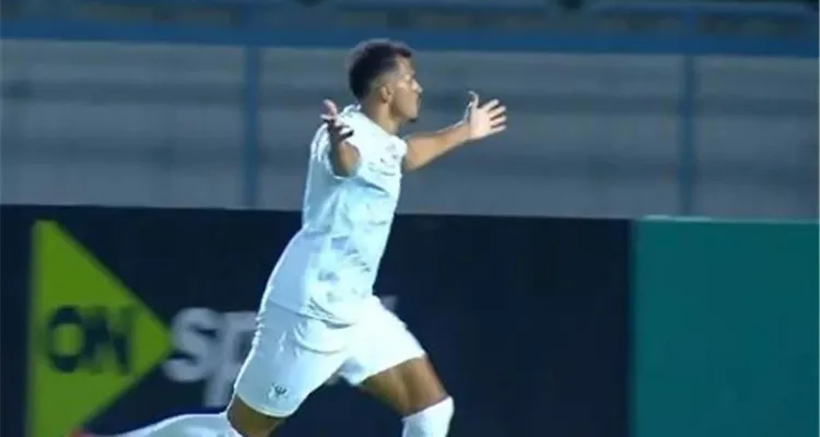 بعد تألقه مع المصري.. كيف حافظ "صوت عقل" في الأهلي على عقد عمر الساعي؟