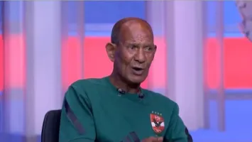 صور | عزاء والد الشناوي يتحول لفوضى.. عم حارث محتجز بين فساتين البنات