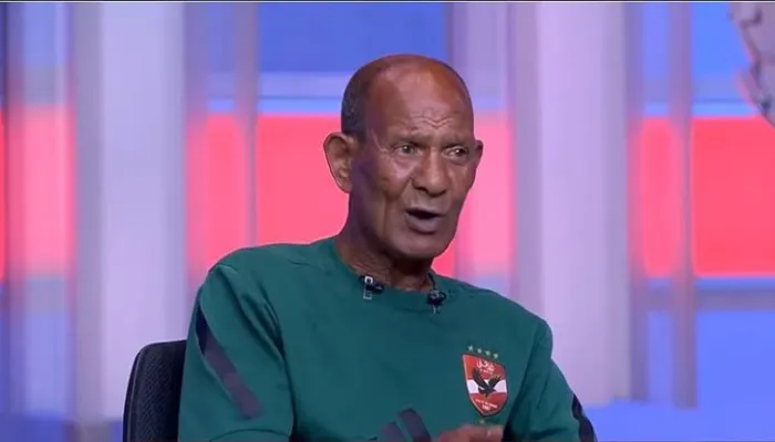 صور | عزاء والد الشناوي يتحول لفوضى.. عم حارث محتجز بين فساتين البنات