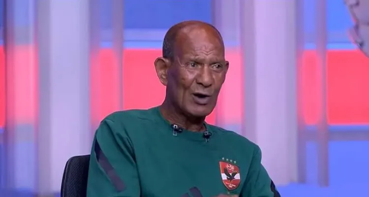 صور | عزاء والد الشناوي يتحول لفوضى.. عم حارث محتجز بين فساتين البنات