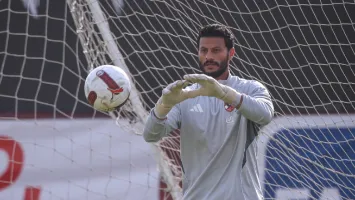 رغم الحزن بعد وفاة والده.. الشناوي يظهر داخل الأهلي ويتخذ قرارًا مفاجئًا