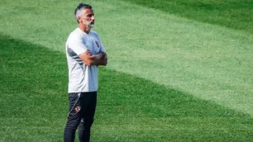 بديل ريبيرو.. الأهلي يراقب مرشح "مفاجأة" من الدوري المصري