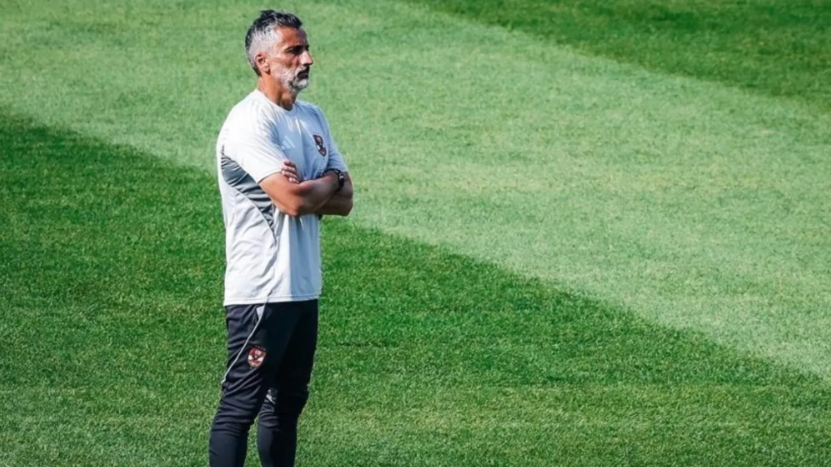 بديل ريبيرو.. الأهلي يراقب مرشح "مفاجأة" من الدوري المصري